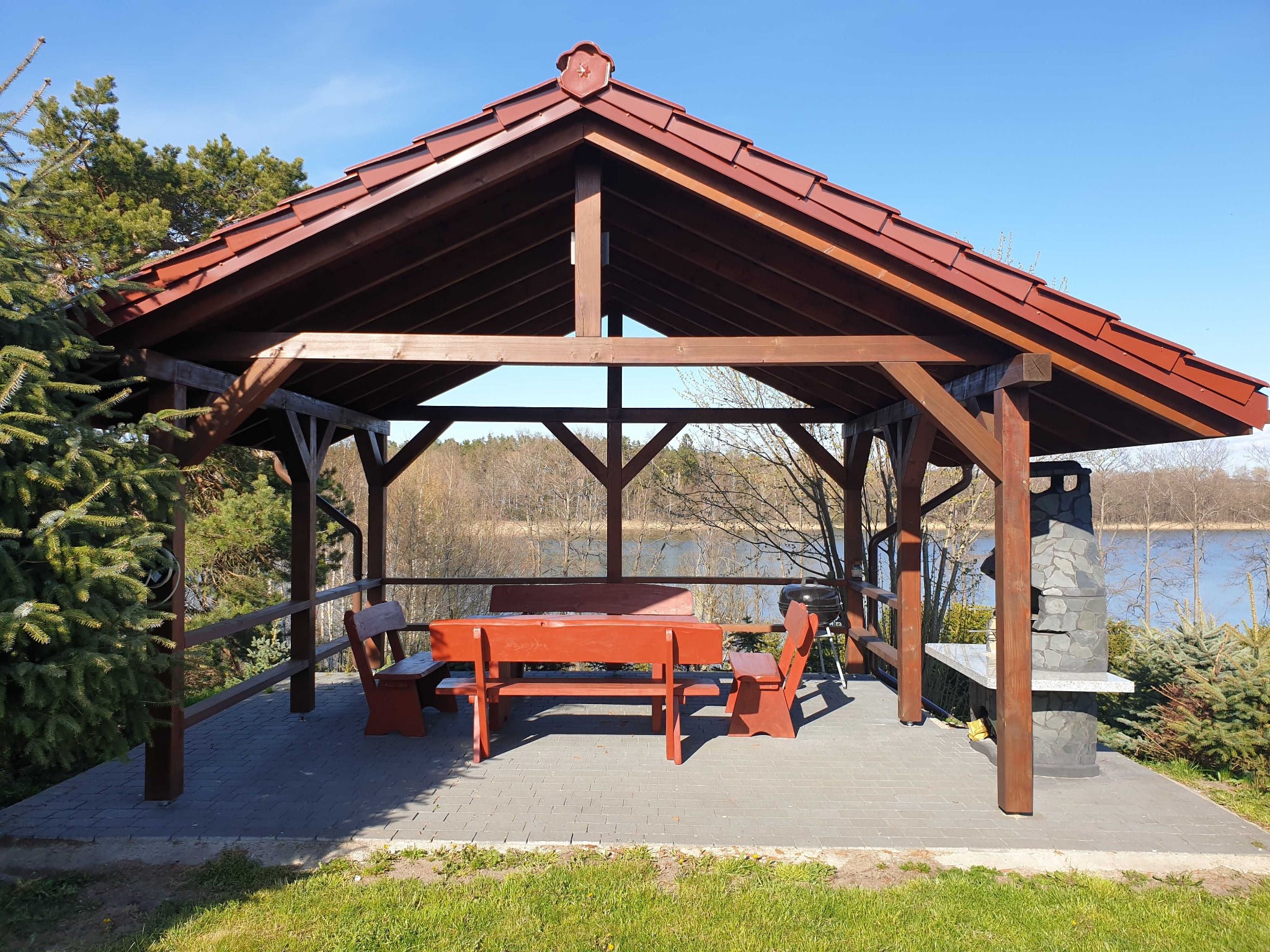 Łódka na brzegu jeziora